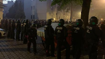Die Polizei bildete eine Kette rund um den Neuköllner Richardplatz, dahinter zahlreiche Vermummte.