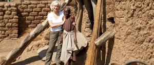 Arm in Arm. Jenny Dreyer-Gsell gibt viel in Burkina Faso. Vor allem viel Herz. Aber auch Geld. Und bekommt viel von den Menschen zurück. Auch ihr Mann Gisbert Dreyer ist in der Stiftung aktiv.