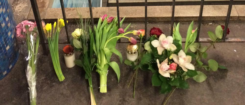 Blumen wurden am U-Bahnhof Ernst-Reuter-Platz im Gedenken an die getötete 20-Jährige niedergeleg