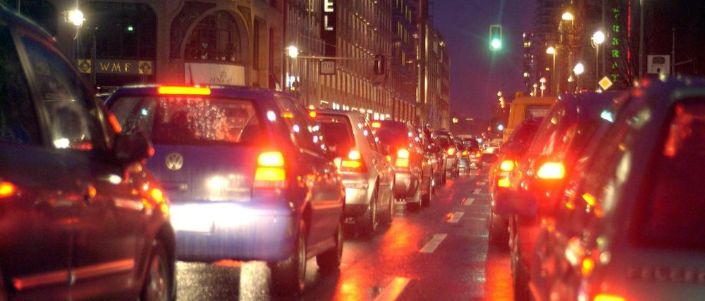 Nur Rücklichter. Berlins Autofahrer stehen mit am längsten im Stau - und sehen deshalb oft rot.