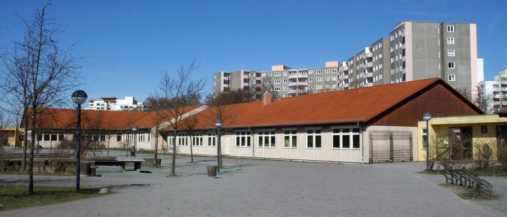 Nur für eine Übergangszeit sollte die Marienfelder Heinemann-Oberschule im Jahr 1990 das Gebäude in Leichtbauweise an der Waldsassener Straße ziehen. 