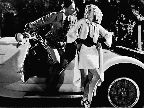 Flirt an der Tanke. Auch "Hallo, Du süße Frau", Hit aus dem Ufa-Tonfilm von 1930 "Die Drei von der Tankstell", erklingt bei der Gilbert-Hommage. Hier Lilian Harvey und Willy Fritsch in einer Originalszene beim tändeln.
