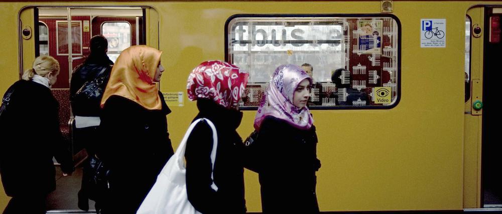 Frauen mit Kopftuch am U-Bahnhof Kottbusser Tor in Berlin-Kreuzberg.