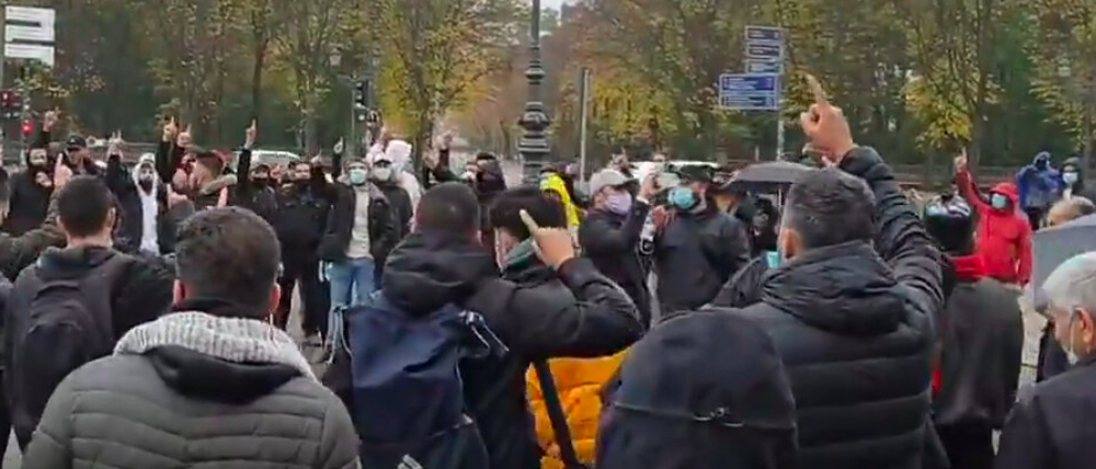 Rund 130 Menschen demonstrierten am Mittag vor dem Brandenburger Tor.