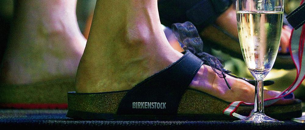 Birkenstock-Sandalen sind neuerdings extrem angesagt - auch beim Sektempfang.