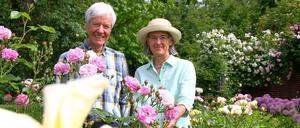 Freunde der Rosen. Rosemary und Rainer Bischoff ziehen 40 Sorten der Königin unter den Blumen in ihrem Zehlendorfer Garten.