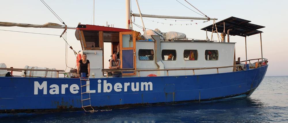 Die „Mare Liberum“ vor der Insel Lesbos. Das Schiff ist auf Beobachtungsmission im Mittelmeer.