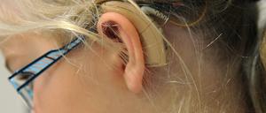 Die zehnjährige Lena Gunnarsson mit Cochlea Implantat im Cochlear Implant Centrum Berlin.