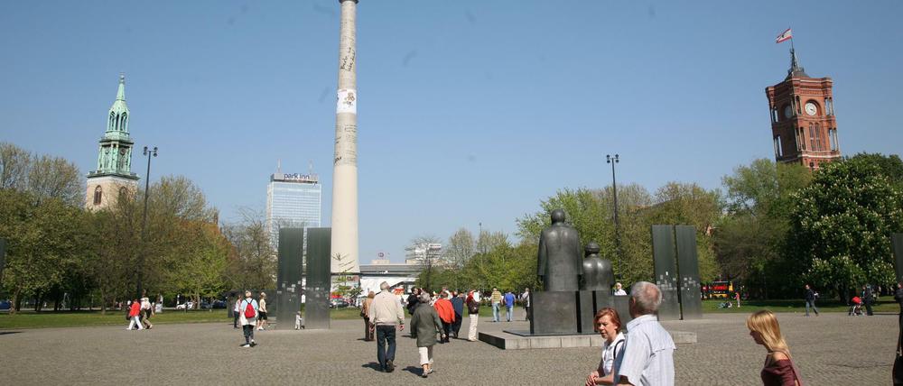 Blick über das Marx-Engels-Forum Richtung Alexanderplatz. 