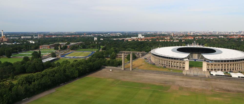 Blick vom Glockenturm über das Maifeld auf das Gelände vom Olympiapark und das Olympiastadion in Berlin-Charlottenburg.