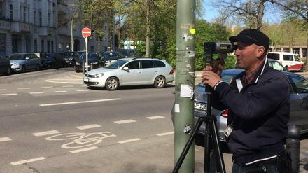 Scharfes Auge: Ein Polizist an der Ecke Damaschkestraße / Joachim-Friedrich-Straße.