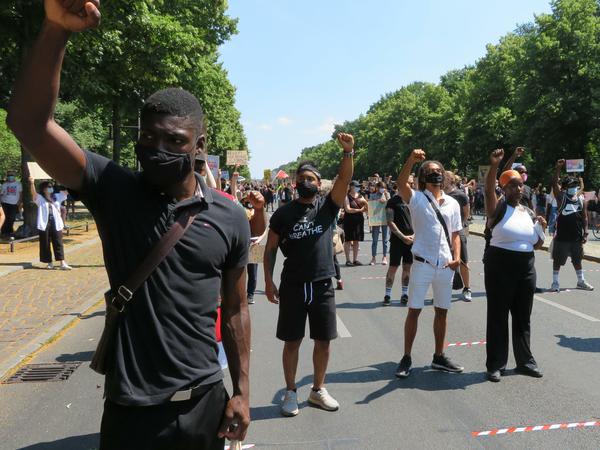 Teilnehmer der Anti-Rassismus-Demo an der Siegessäule.