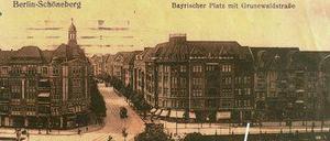 Diese historische Postkarte zeigt die Grunewaldstraße auf Höhe des Bayerischen Platzes. Die Ladenzeile mit Blumen Hübner ist hervorgehoben. Damals machte die Straße samt Tram noch einen Bogen um den Platz. Im Zuge der Anpassung alles Städtischen an den Autoverkehr wurde sie dann begradigt, die Straßenbahnschienen wurden entfernt.