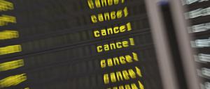 «Cancel» steht auf einer Anzeigentafel am Flughafen Tegel. Passagiere an den Flughäfen Tegel und Schönefeld müssen am Freitag mit starken Verspätungen und Flugausfällen rechnen.