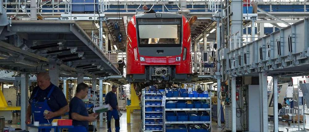 Zug um Zug: Ein neues Modell – wie hier bei Bombardier die S-Bahn für Frankfurt – entsteht weitgehend in Handarbeit. Berlin muss noch Jahre darauf warten.