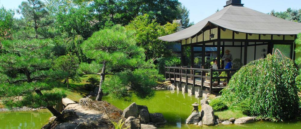 Der kleine Garten mit einem Pavillon am Teich stellt nach japanischen Prinzipien eine miniaturisierte Landschaft dar.