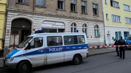 Abgesperrt. Nach dem Fund zweier Leichen in der Brandwohnung in Rathenow ermittelt nun die Polizei in dem Mietshaus. 