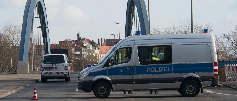 Polizeiwagen stehen an der gesperrten Mörschbrücke in Charlottenburg.