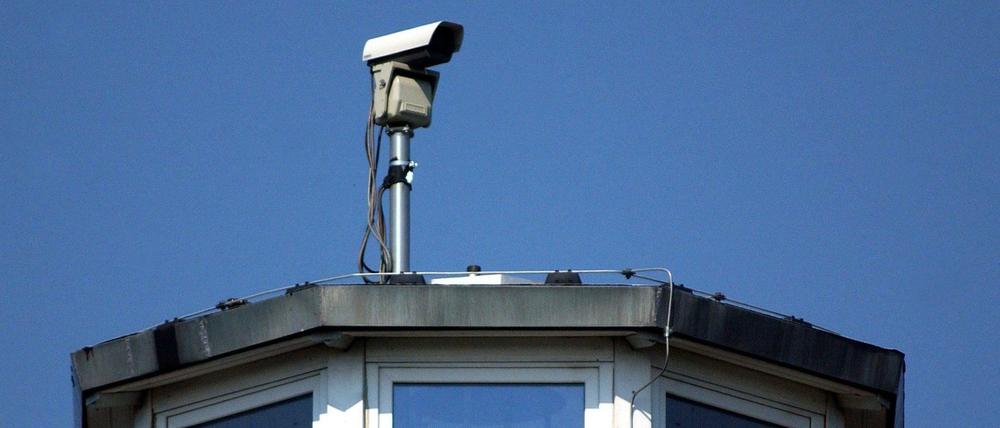 Eine Kamera ist auf dem Dach eines Feuerwachturmes nahe dem brandenburgischen Cottbus. Das System "Firewatch" zur Waldbrandwarnung ist ein Exportschlager. 