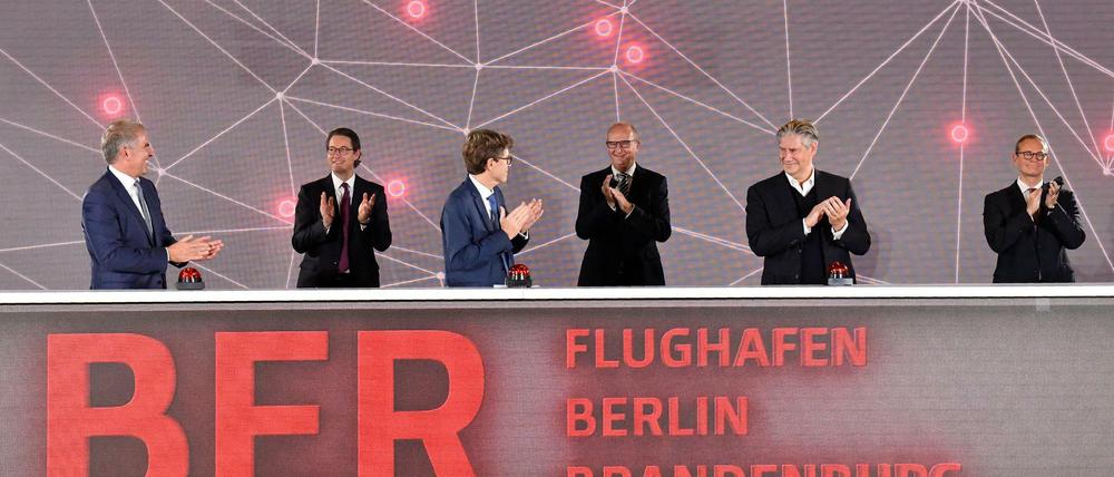 Bei der BER-Eröffnung standen sie auf einer Bühne – nur Dietmar Woidke (Mitte) ist bisher positiv getestet worden.