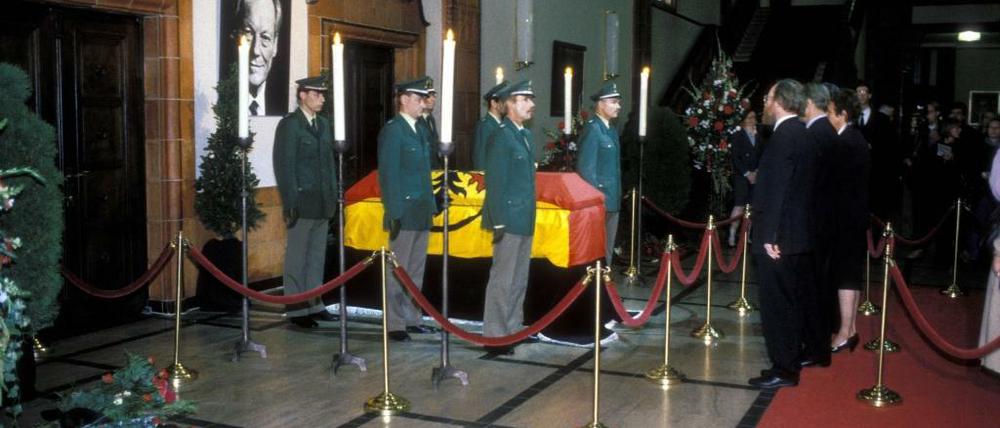 Der Sarg Willy Brandts wurde 1992 im Schöneberger Rathaus aufgebahrt.