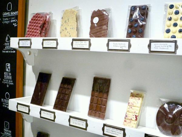 Verschiedene Schokoladensorten sind in dem Geschäft ausgestellt.