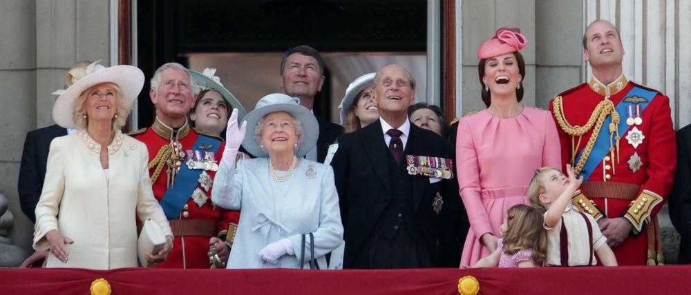 Herzogin Camilla (1.R.,l-r), Prinz Charles, Königin Elizabeth II., Prinz Philip, Herzogin Catherine (Kate), Prinzessin Charlotte, Prinz George und Prinz William. 