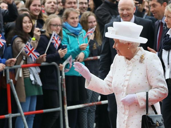 Die britische Königin Elizabeth II. bei ihrer Ankunft an der Technischen Universität (TU) am Mittwochnachmittag.