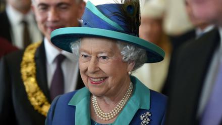 Die britische Königin Elizabeth II. macht am Nachmittag Pause von Berlin und weilt in Frankfurt am Main, wo sie ein Sightseeing-Programm und ein Mittagessen absolviert.