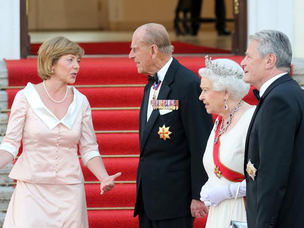 Die Queen und Prinz Philip treffen zum Staatsbankett ein, Bundespräsident Joachim Gauck und Daniela Schadt erwarten sie. Der Berlin-Besuch im vergangenen Sommer war möglicherweise der letzte der Queen, aber nicht der erste. Vor 51 Jahren kam die Queen zum ersten Mal nach Berlin. 