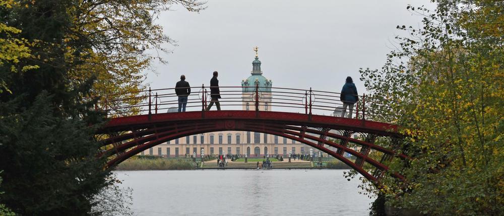 In Berlin gibt es 1085 Brücken. Spaziergänger genießen den Ausblick im Schloßpark Charlottenburg.