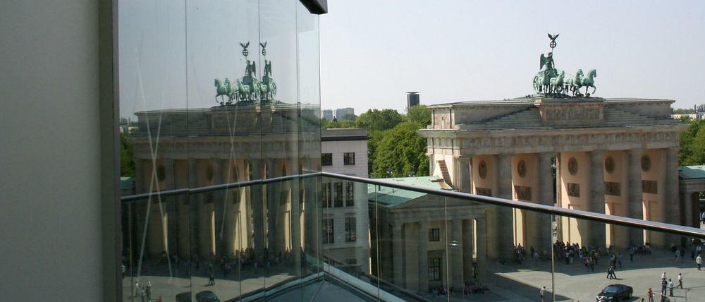 Beeindruckender Ausblick: Das Brandenburger Tor spiegelt sich in der Fassade der Akademie.