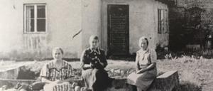Die Schwestern Elisabeth, Frieda und Gertrud Gütling, deren Bauernhof ausgebombt wurde, Alt-Buckow 52-58.
