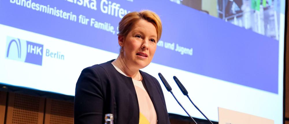 Bundesfamilienministerin Franziska Giffey (SPD) bei ihrer Rede beim "Wirtschaftspolitischen Frühstück" der IHK am 4. April 2019.