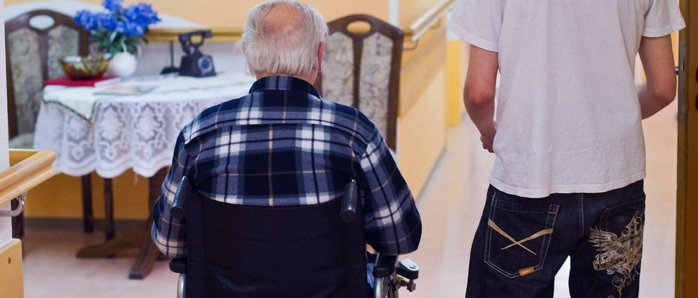 In Seniorenheimen werden Besuche von Angehörigen teilweise eingeschränkt oder ganz eingestellt.