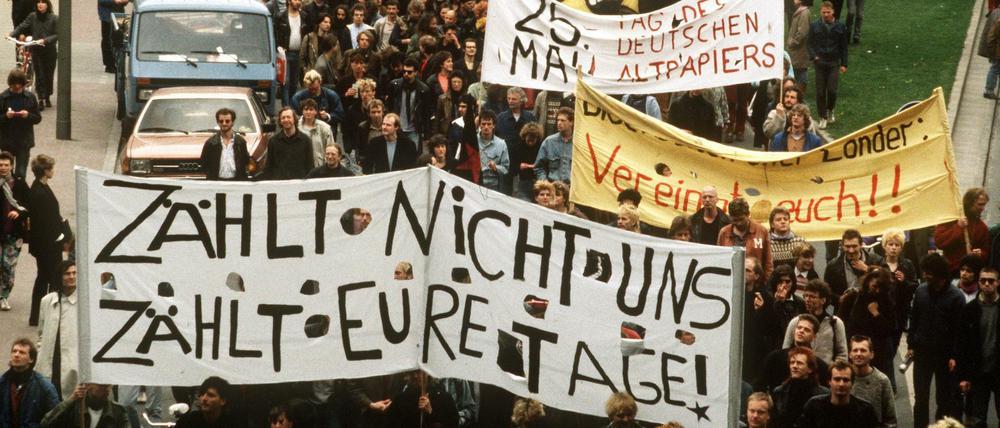 ARCHIV - Demonstranten mit Transparenten in der Innenstadt von Berlin protestieren gegen die geplante Volkszählung im Mai 1987.