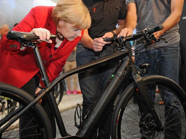 Bundeskanzlerin Angela Merkel (CDU) hat schon 2013 bei der "Eurobike"-Messe das Fahrrad ins Visier genommen. Die Berliner CDU zieht jetzt mit ihrem Mobilitätskonzept nach..