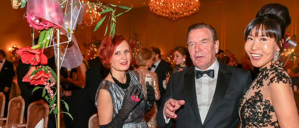 Altbundeskanzler Gerhard Schröder, seine fünfte Frau Soyeon Schröder-Kim (r) und Katja Kipping, Parteivorsitzende der Linken.