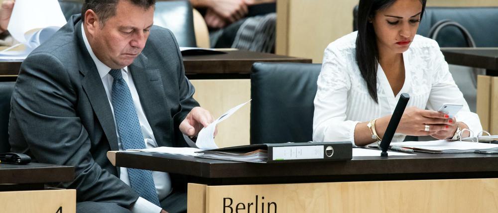 Innensenator Andreas Geisel (links, SPD) wird sich auf der Bundesratssitzung gegen das Rückkehrgesetz stimmen. 