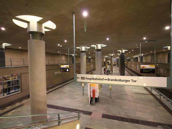 Schlicht Beton. Den Bahnhof Bundestag (Baujahr 2009) entwarf Axel Schultes, der Architekt des Bundeskanzleramts.
