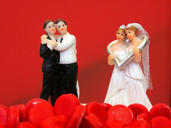 Zwei gleichgeschlechtliche Hochzeitspaare zieren eine Torte der SPD-Fraktion im Bundestag.