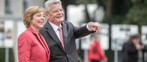 Bundespräsident Joachim Gauck mit seiner Lebensgefährtin Daniela Schadt beim Bürgerfest im Garten vom Schloss Bellevue.