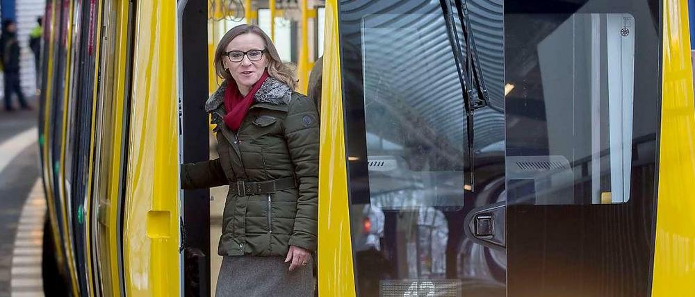 Guter Einstieg. Die Berliner Verkehrsbetriebe (BVG) mit ihrer Vorstandsvorsitzenden Sigrid Evelyn Nikutta können jetzt mehr neue Wagen kaufen - hier stellte die Chefin kürzlich den neuen U-Bahntyp IK vor. 