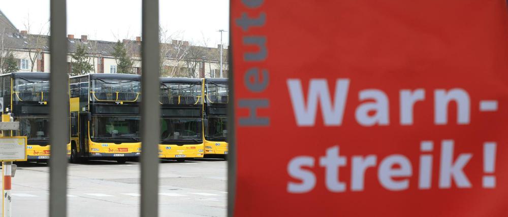 Hier steht alles still: Die BVG Busse verlassen am Donnerstag den Betriebsbahnhof nicht.