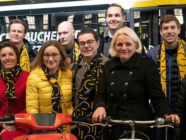 Berlin macht mobil? Das Foto zeigt BVG-Chefin Sigrid Nikutta (Mitte, in gelber Jacke) und Verkehrssenatorin Regine Günther (parteilos, 2. von rechts) bei der Vorstellung der verkehrsmittelübergreifenden Buchungs-App "Jelbi" am 18. Februar 2019.