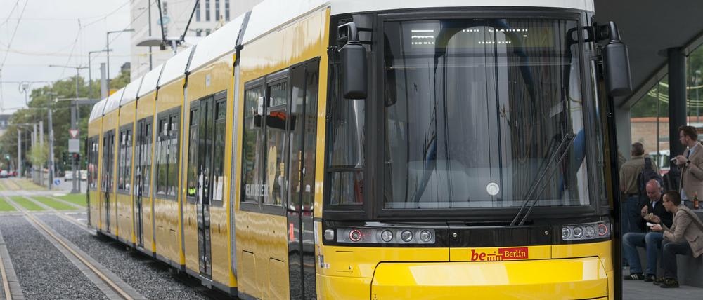 Eine Trambahn fährt in Berlin bei der Vorstellung der Linienfühung der Straßenbahnlinien M8 und M10 an der Haltestelle "S- und U-Bahnhof Hauptbahnhof" ein.