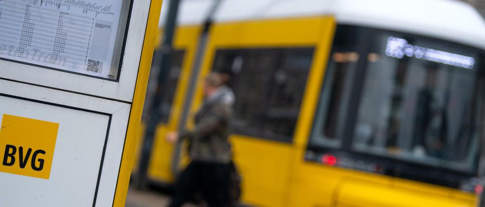 Fahrgäste von BVG und S-Bahn sollen künftig auch kostenlost Sharing- und Taxifahrten nutzen, fordern die Berliner Grünen.