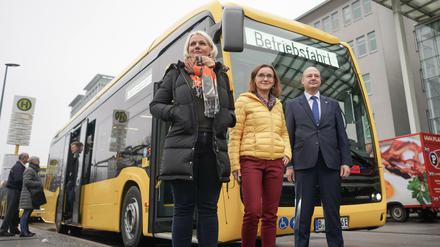 Umweltsenatorin Regine Günther (l), BVG-Vorstandsvorsitzende Sigrid Nikutta und BVG-Buschef Torsten Mareck bei der Testfahrt mit einem neuen E-Bus