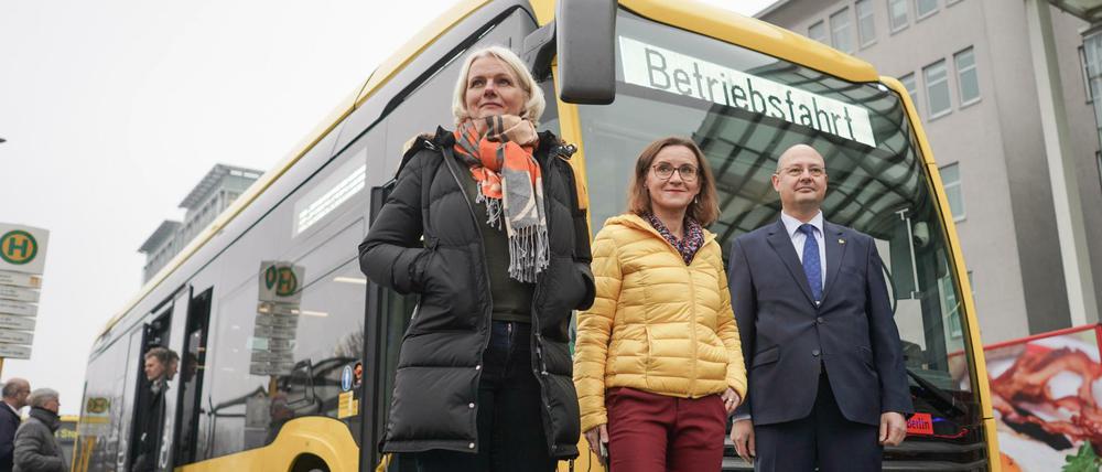 Umweltsenatorin Regine Günther (l), BVG-Vorstandsvorsitzende Sigrid Nikutta und BVG-Buschef Torsten Mareck bei der Testfahrt mit einem neuen E-Bus