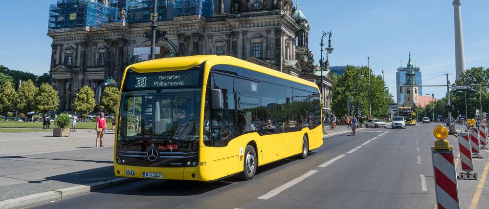 Am Montag ließ die BVG den ersten elektrischen 300er-Bus durch die City Ost rollen. Ab August wird man ihn dort regelmäßig sehen. 